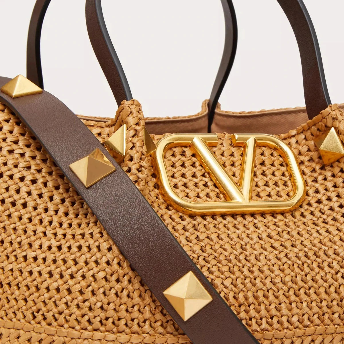 Valentino Garavani Medium Shopping Bag In Synthetic Raffia